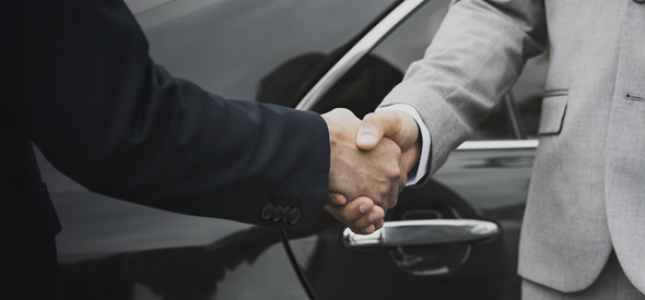 13chauffeurs-businessman-greeting-by-shaking-hands